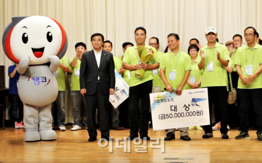 [포토]장영철 캠코 사장 “실직자 재기 돕겠다”..3억원 쾌척