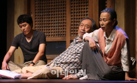 [포토]간암 말기 아버지 지켜보는 가족들