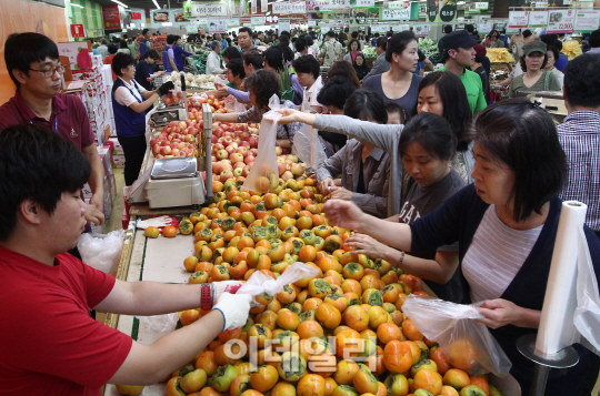 [포토]추석 앞두고 제수용품 장만에 붐비는 마트