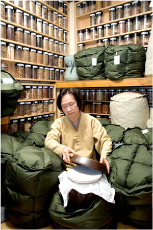 전통주 명인 박록담 “쌀 ·누룩·물 세 가지로 수백 가지 향을 빚죠”