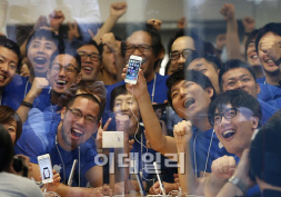 "아이폰5S·5C, 첫주말 900만대 팔려"..사상최고 기록