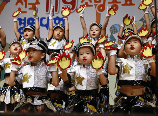 [포토] 소방동요 부르는 어린이들