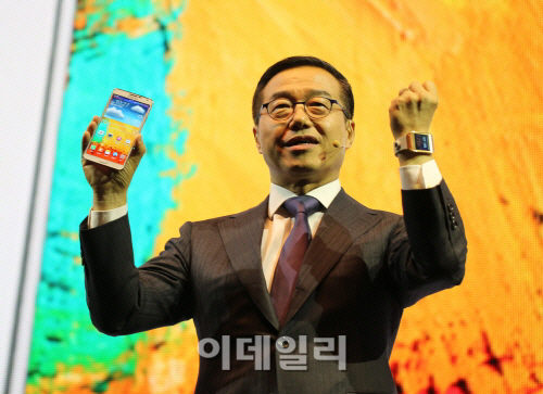 삼성전자, 내달 휘는 스마트폰 선보인다