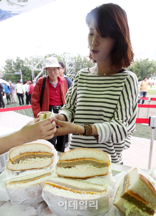 [포토]군데리아 맛보는 여대생