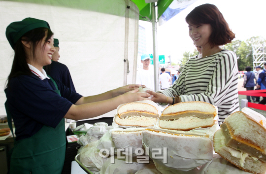 [포토]군데리아 맛보는 여대생