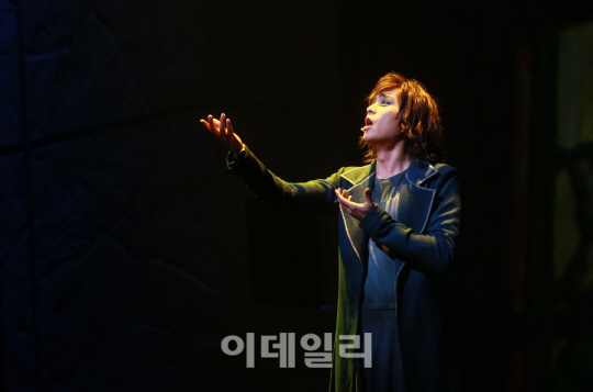 [포토]전동석 '파리 거리의 음유시인'