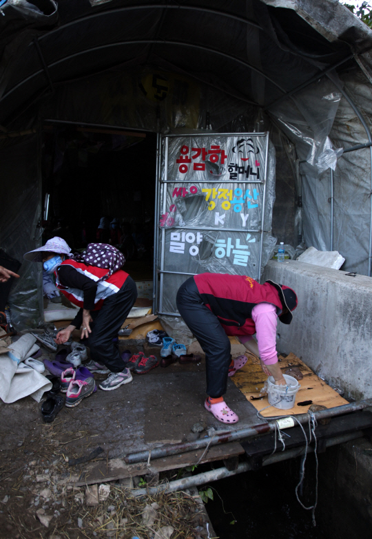 [포토] 밀양 송전탑 공사 3일째…움막의 반대 주민들