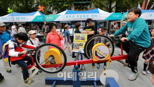 [포토]'신나는 자전거 시소'