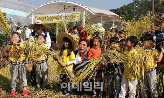 [포토]농협유통, 도심 속 어린이농업체험장 가을걷이 행사