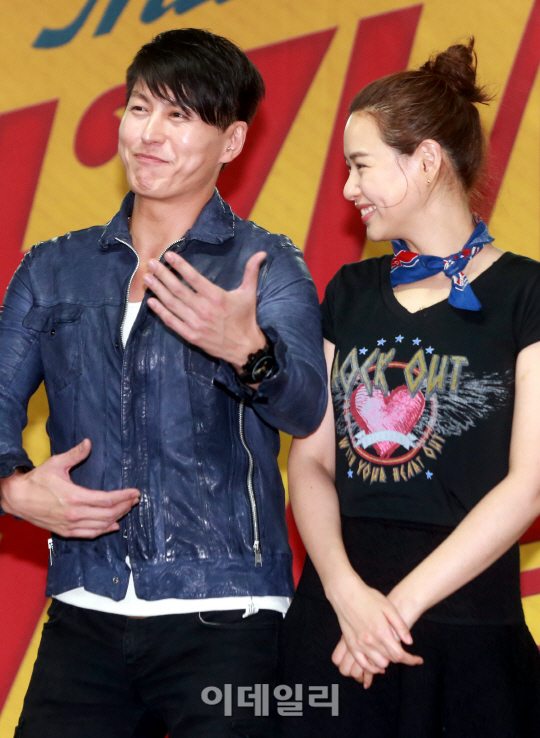 [포토]류수영 '이하늬와 댄스'