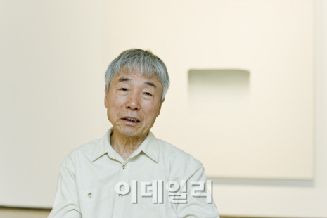 '점으로부터' 이우환 화백에 금관문화훈장 수여