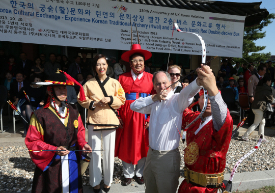 [포토] 활 쏘는 주한 영국대사