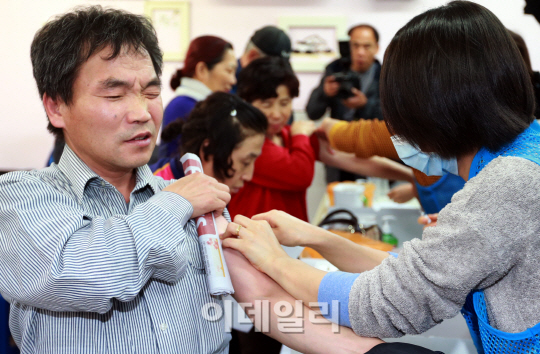 [포토]'주사는 무서워!'
