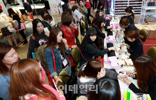 [포토]네일아트 받는 참가자들