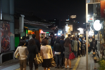 골목길 덮는 근심 "명동거리 같아요"
