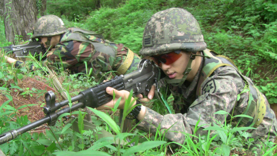 "눈부시면 전투 못하지"..軍 전군에 전투용 고글 공급
