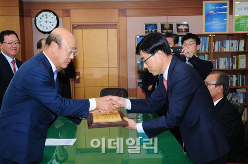 기아차, 부산지역 장애인 여행지원 감사패 받아
