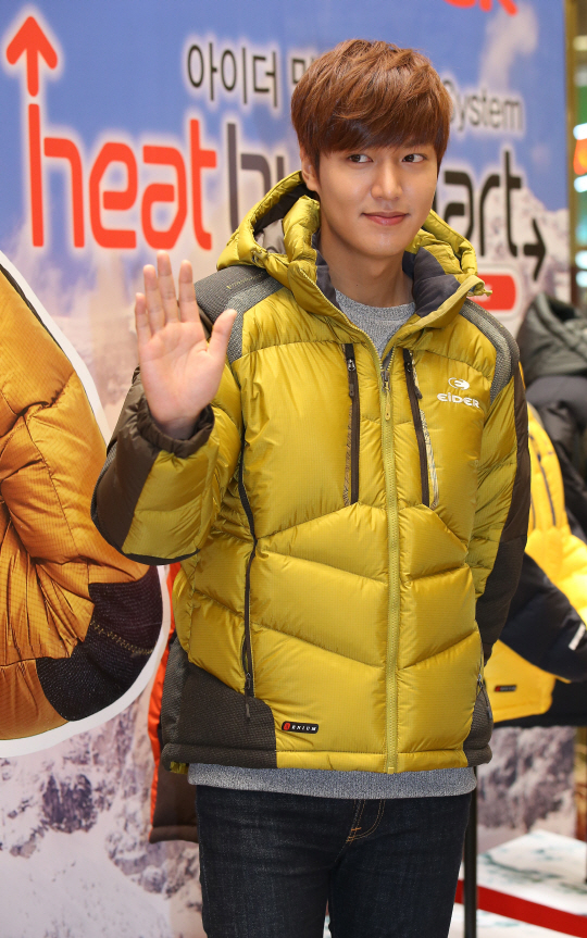  포즈 취하는 이민호                                                                                                                                                                               