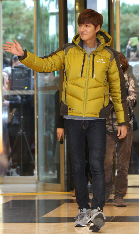  팬들에게 인사하는 이민호                                                                                                                                                                         