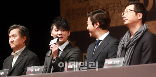 [포토]김준수 '이등병의 편지, 노래가 좋네요'