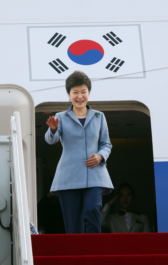 [포토] 밝은 표정의 박근혜 대통령