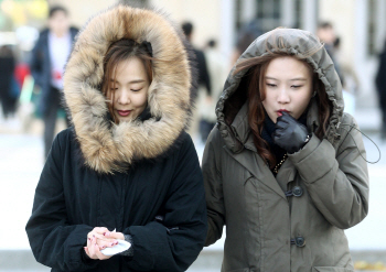 "냉방하던 지하철 오늘은 난방"…때이른 추위에 시민들 '꽁꽁'