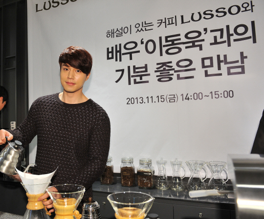  일일 바리스타로 나선 이동욱                                                                                                                                                                      