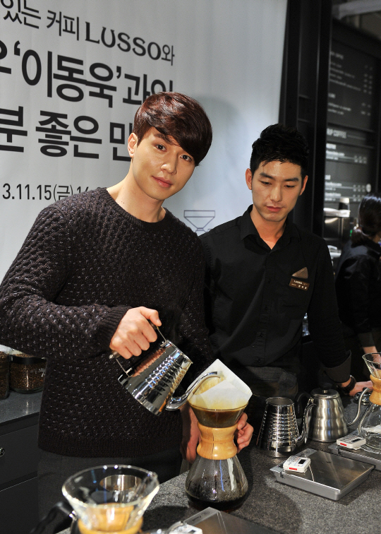  일일 바리스타로 나선 이동욱                                                                                                                                                                      