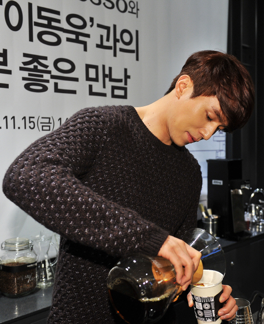  이동욱, 일일 바리스타로 변신                                                                                                                                                                     