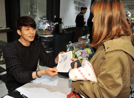  사인 해 주는 이동욱                                                                                                                                                                              