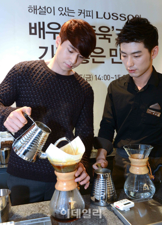 루소, 이동욱 일일 바리스타 초청                                                                                                                                                                   
