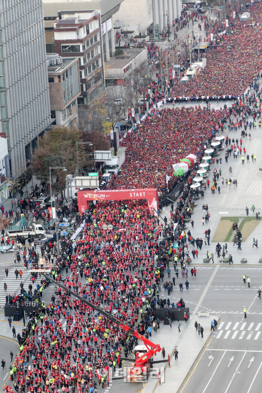 [포토]'광화문 가득 메운 마라톤 인파'