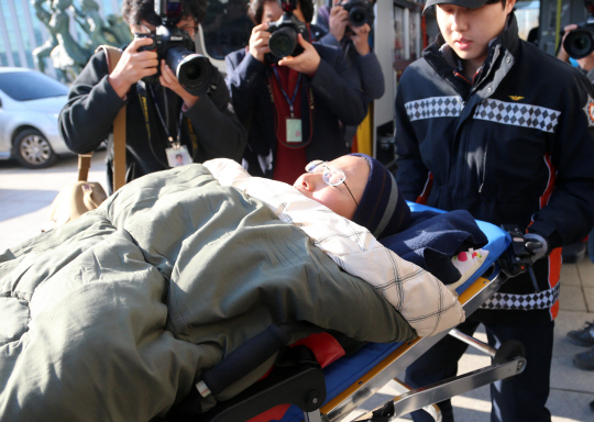 [포토] 구급차에 실려 병원 향하는 김미희 의원
