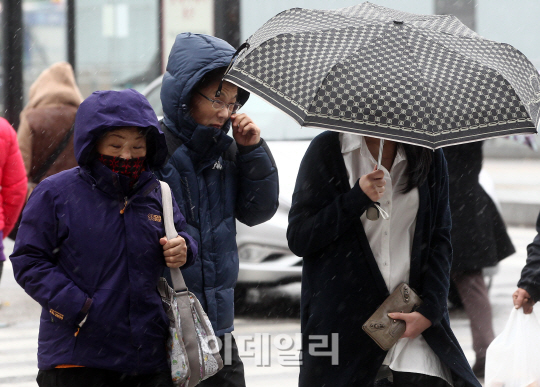 [포토]'진눈깨비 날리는 서울'