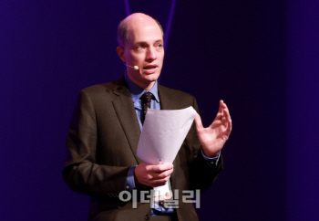 [여성포럼]알랭 드 보통 "참된 여성성의 승리는 남성이 행동할 때"                                                                                                                                