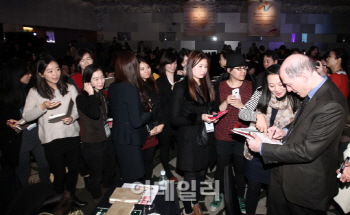 [여성포럼]톱스타 부럽지 않네..사인 받기 북새통