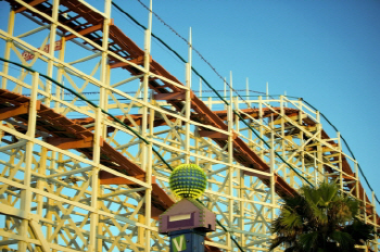 침실에 만든 롤러코스터, 2만5천개 부품으로 6개월 작업