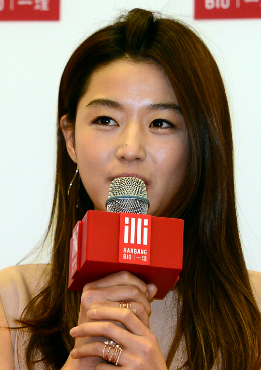  인사말 하는 전지현                                                                                                                                                                               