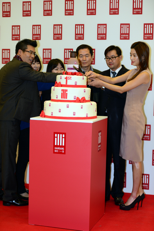  한방 탄력 케어 '일리' 1주년을 축하하며!                                                                                                                                                