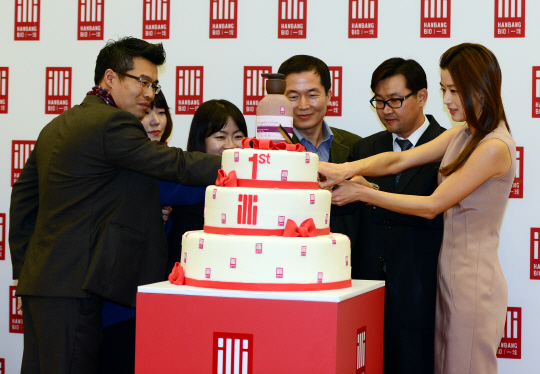 케익 커팅하는 전지현과 아모레퍼시픽 임직원들                                                                                                                                                     