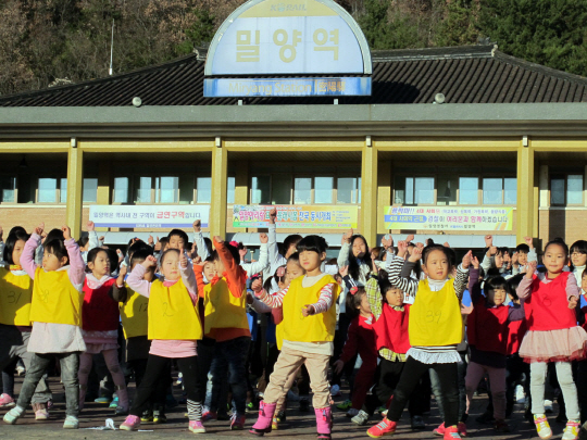 [포토] 밀양아리랑 플래시몹 펼치는 유치원생들