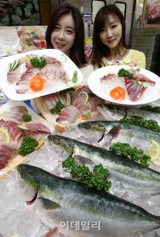 [포토]롯데마트 '겨울철 별미 방어회 맛보세요!'