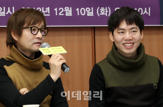 입장 밝히는 김조광수-김승환 커플                                                                                                                                                                  