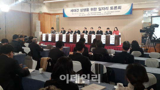 '정년 60세 시대'..청·장년층 일자리 갈등 해법은