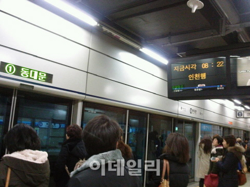 잇따른 지하철 고장에 빙판길까지…출근길은 고생길