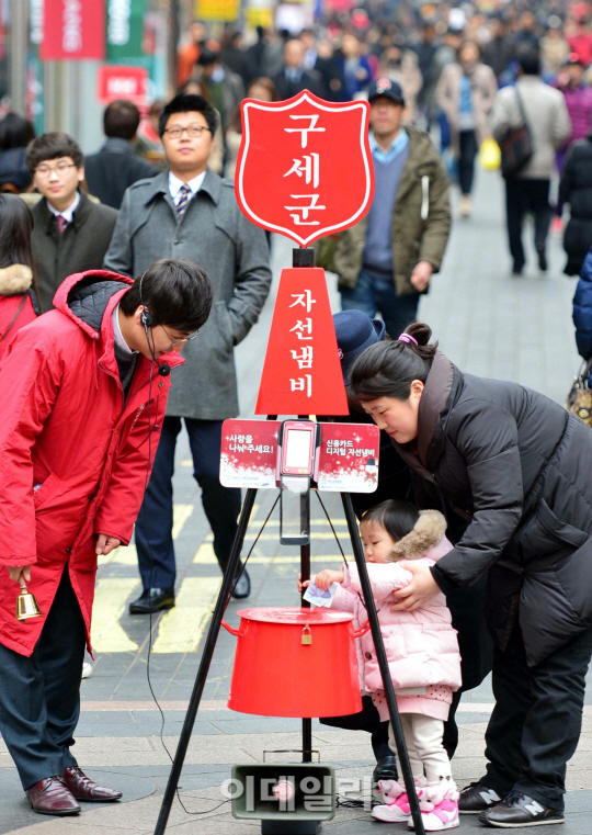 '펄펄 끓는 자선냄비' 연말 온정의 손길 넘친다