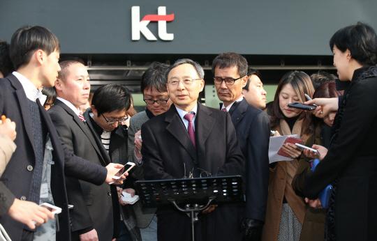 황창규 KT회장 내정자, 향후 계획에 '묵묵부답'..."잠 잘 못자 "