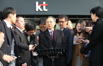 황창규 KT회장 내정자, 향후 계획에 '묵묵부답'..."잠 잘 못자 "                                                                                                                        