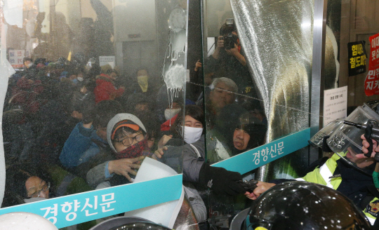 [포토] 최루액 쏘는 경찰