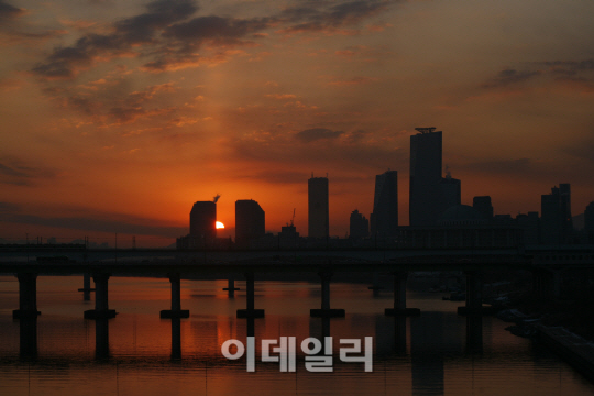 한강과 마천루 너머 뜨거운 해돋이, 서울 선유도
